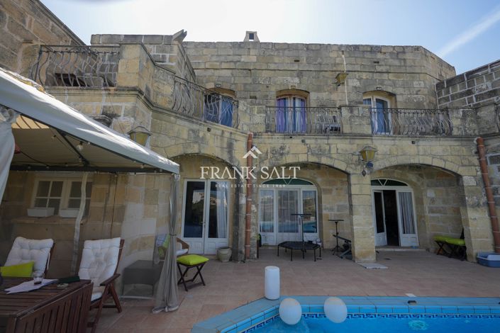 Image No.2-4 Bed Farmhouse for sale