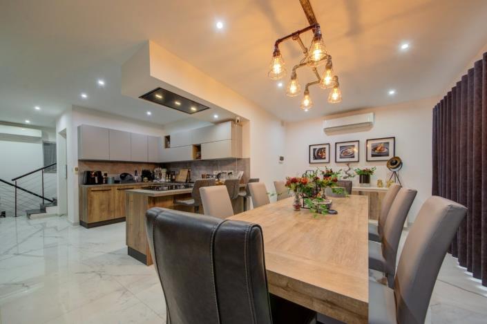 Image No.8-5 Bed Maisonette for sale