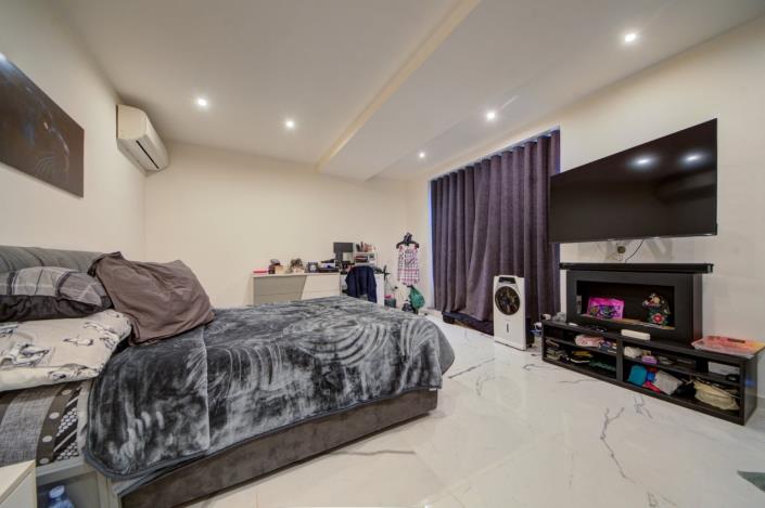 Image No.14-5 Bed Maisonette for sale