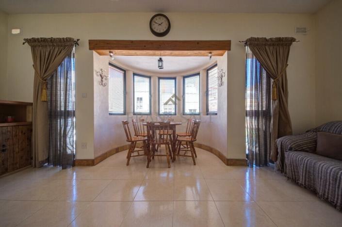 Image No.2-Maisonette de 3 chambres à vendre à Birzebbuga