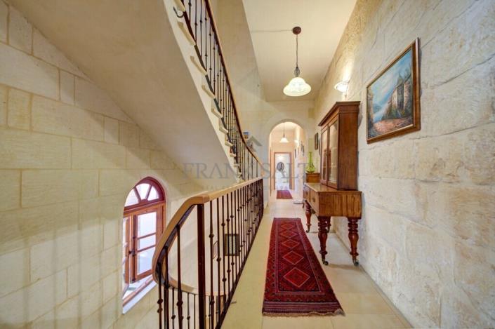 Image No.12-4 Bed Townhouse for sale