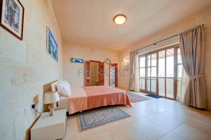 Image No.16-4 Bed Townhouse for sale