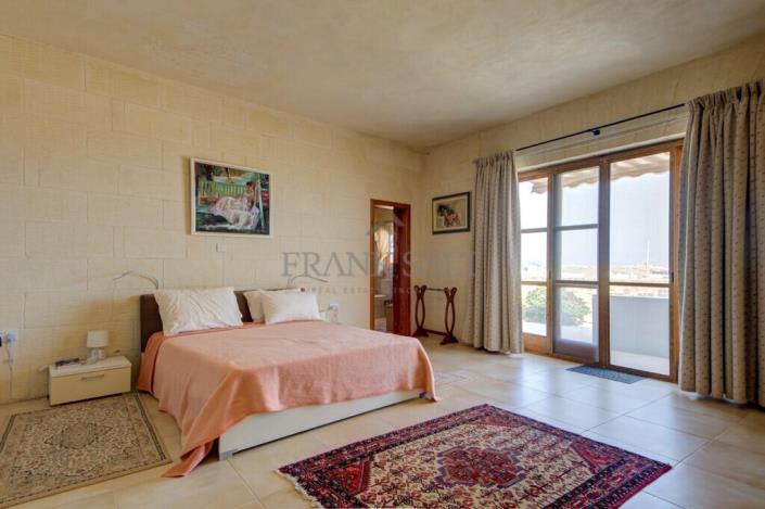 Image No.21-4 Bed Townhouse for sale