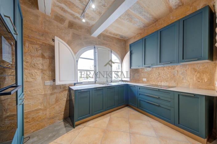 Image No.14-3 Bed Townhouse for sale