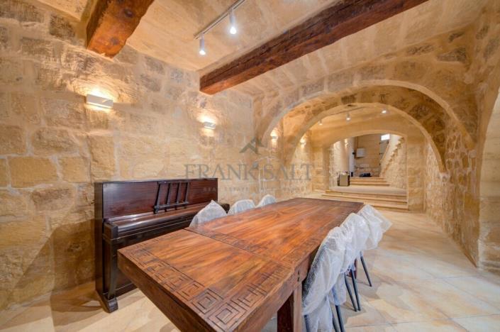 Image No.20-3 Bed Townhouse for sale