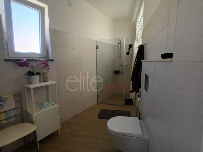 Image No.11-3 Bed House for sale