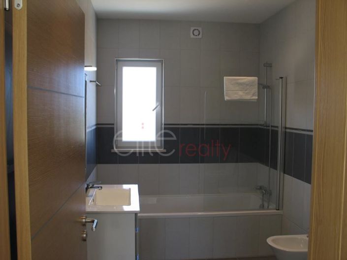 Image No.10-3 Bed House for sale