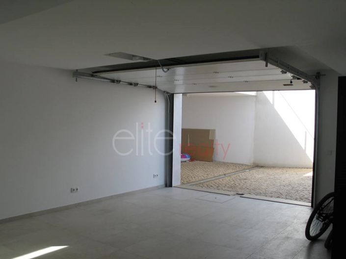 Image No.11-3 Bed House for sale