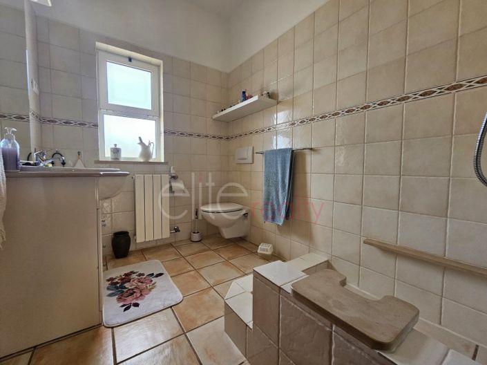 Image No.16-4 Bed House for sale