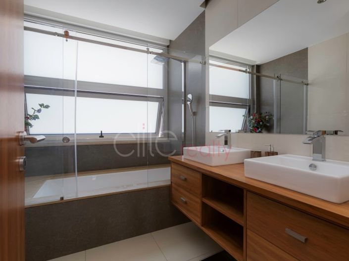 Image No.20-4 Bed House for sale