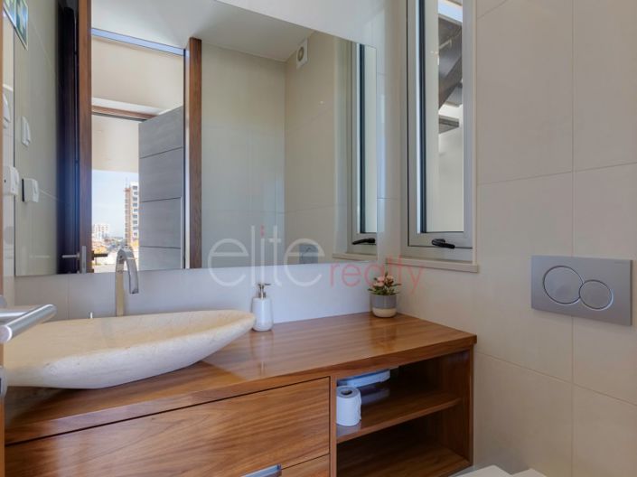 Image No.28-4 Bed House for sale