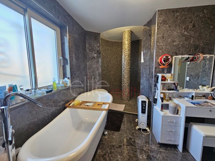 Image No.15-4 Bed House for sale