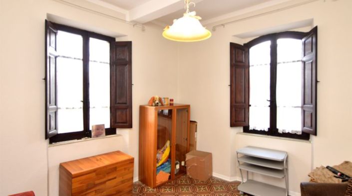 Image No.12-5 Bed Property for sale