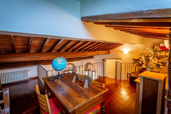 Image No.12-5 Bed Property for sale