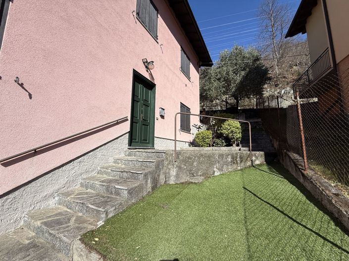 Image No.17-6 Bed Property for sale