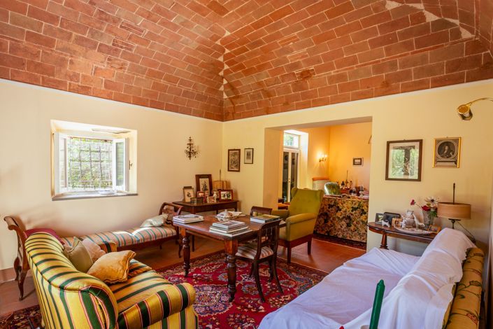 Image No.4-4 Bed Property for sale