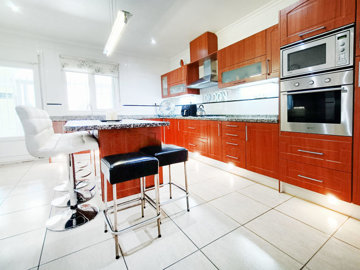 sunsure-hub-lo-santiago-villa-71-kitchen-01-s