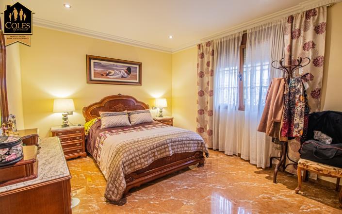 Image No.12-6 Bed Villa / Detached for sale