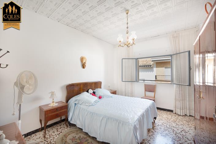 Image No.12-6 Bed Townhouse for sale