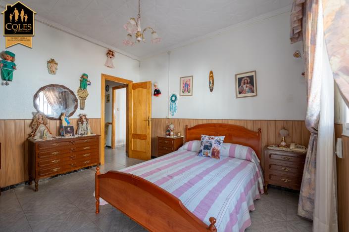 Image No.18-6 Bed Townhouse for sale