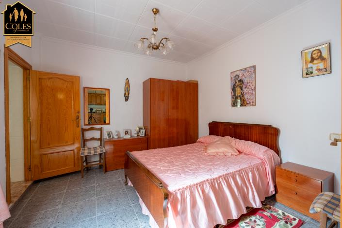 Image No.19-6 Bed Townhouse for sale