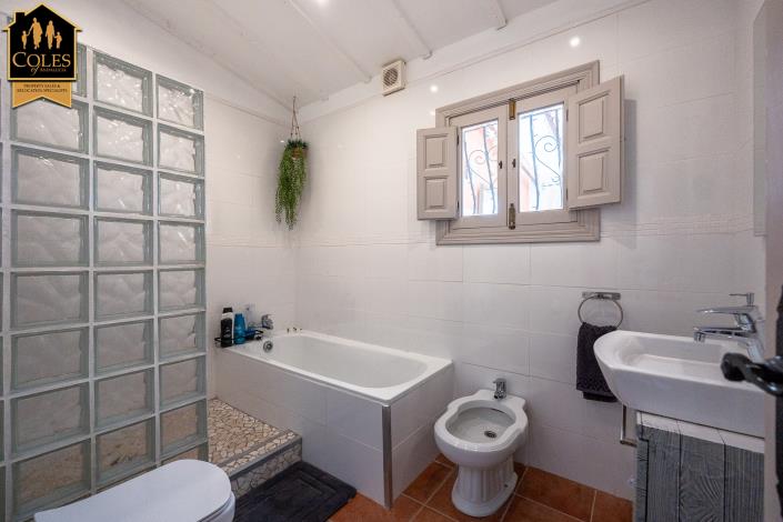 Image No.24-6 Bed Villa / Detached for sale