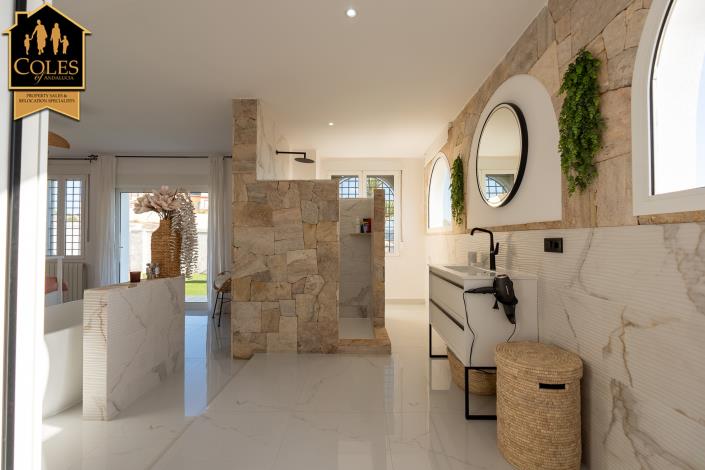 Image No.15-4 Bed Villa / Detached for sale