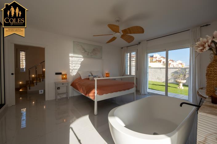 Image No.17-4 Bed Villa / Detached for sale