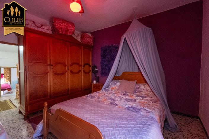 Image No.14-6 Bed Townhouse for sale