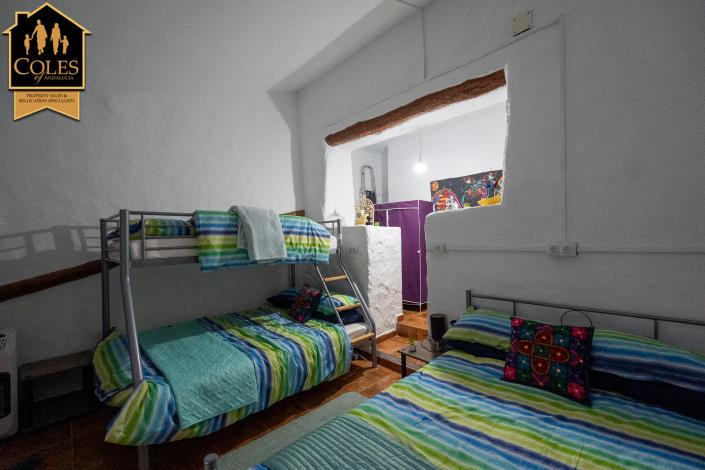 Image No.15-6 Bed Townhouse for sale