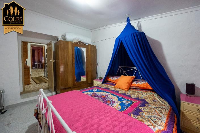 Image No.19-6 Bed Townhouse for sale