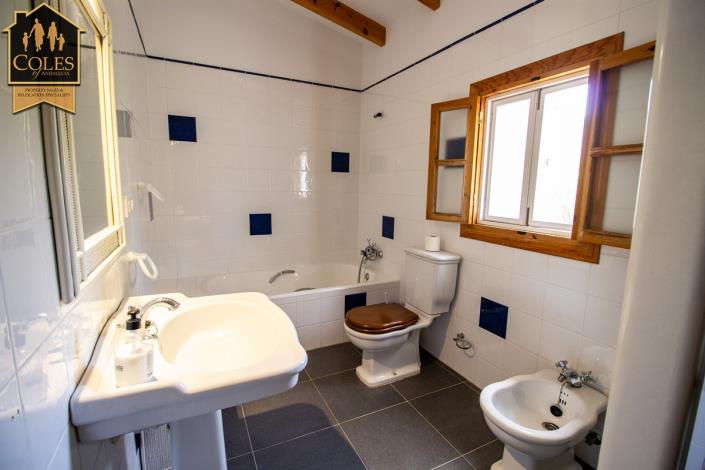 Image No.42-5 Bed Villa / Detached for sale