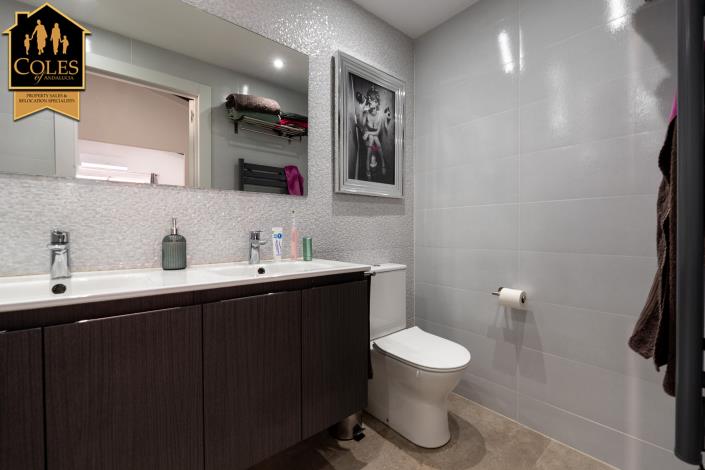 Image No.17-6 Bed Townhouse for sale