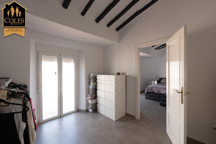 Image No.23-6 Bed Townhouse for sale