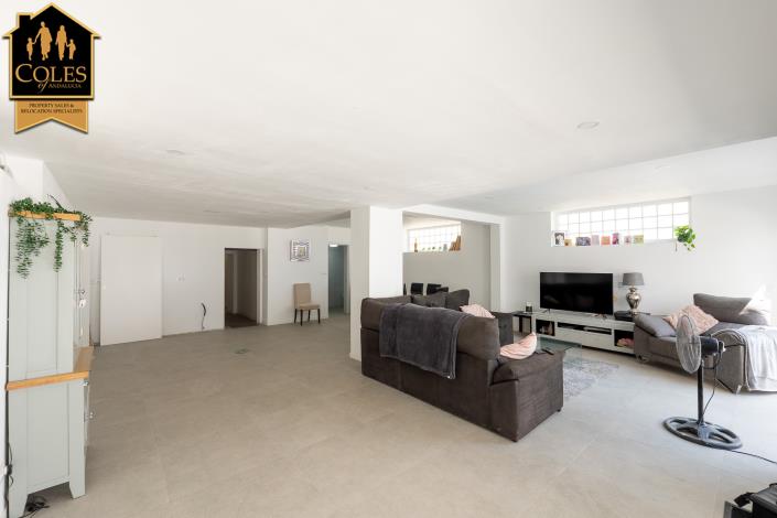 Image No.41-6 Bed Townhouse for sale