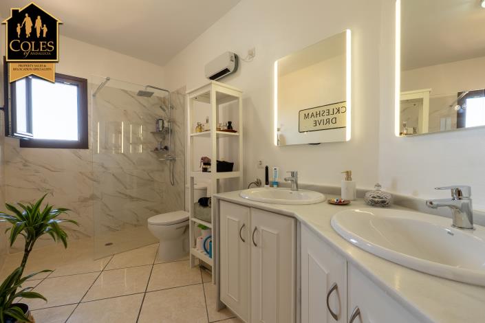 Image No.23-4 Bed Villa / Detached for sale