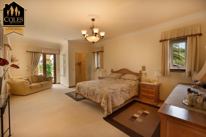 Image No.17-3 Bed Villa / Detached for sale