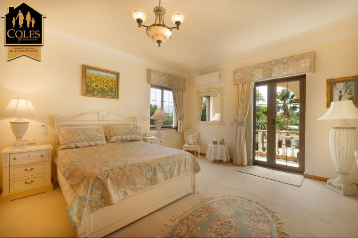 Image No.34-3 Bed Villa / Detached for sale