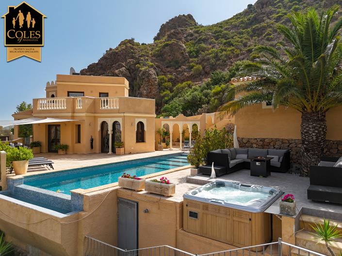 Image No.52-4 Bed Villa / Detached for sale