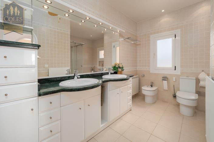 Image No.28-4 Bed Villa / Detached for sale