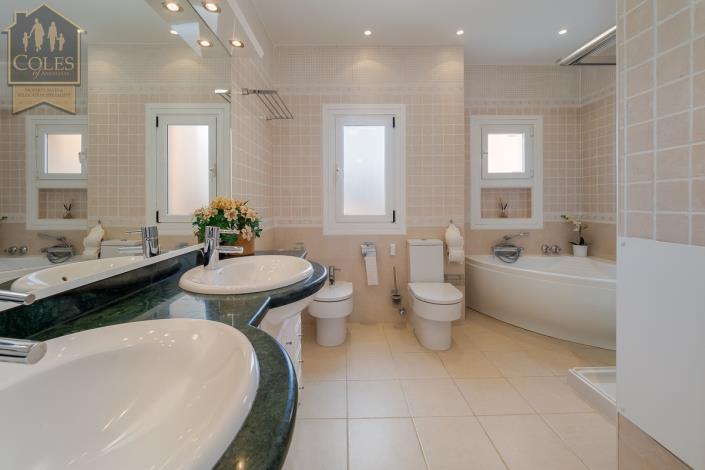 Image No.29-4 Bed Villa / Detached for sale