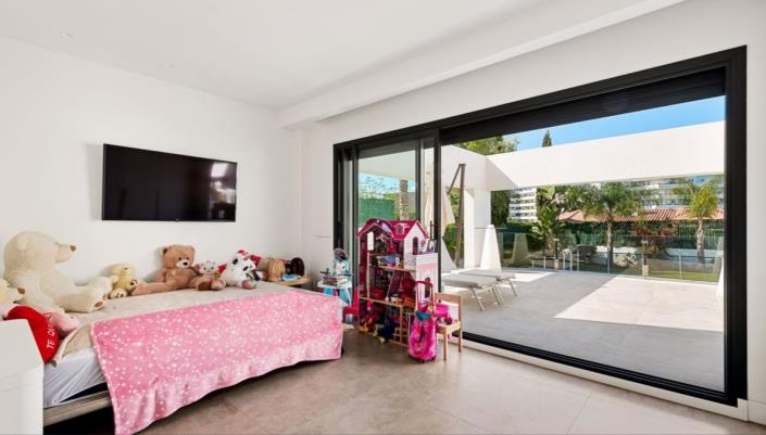 Image No.9-5 Bed Villa / Detached for sale