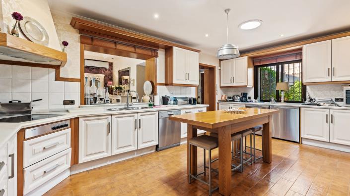 Image No.9-5 Bed Villa / Detached for sale