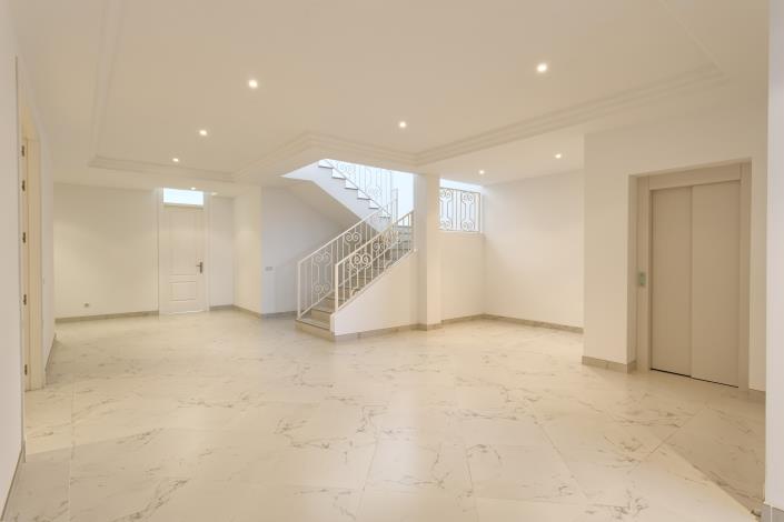 Image No.43-8 Bed Villa for sale