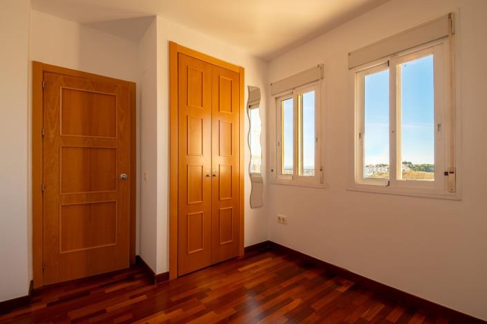 Image No.21-2 Bed Townhouse for sale