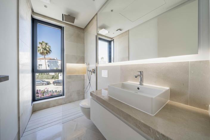 Image No.15-4 Bed Villa / Detached for sale