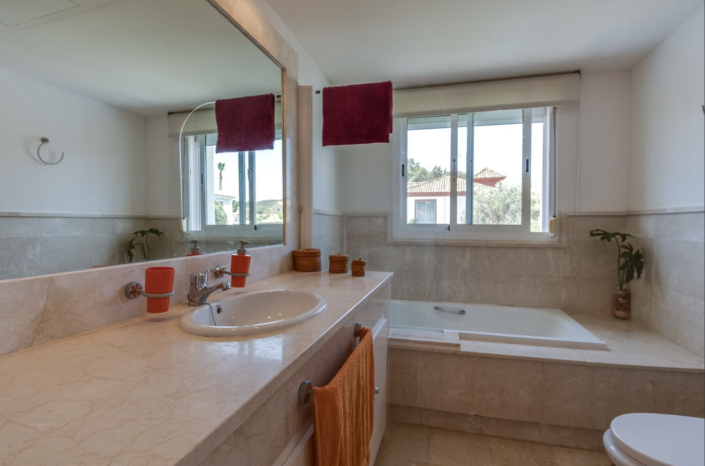 Image No.13-4 Bed Villa / Detached for sale