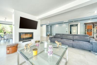 10-bb915d1cb19341576dcdc994b81ab9c5