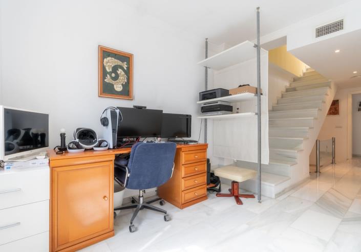 Image No.18-3 Bed Townhouse for sale