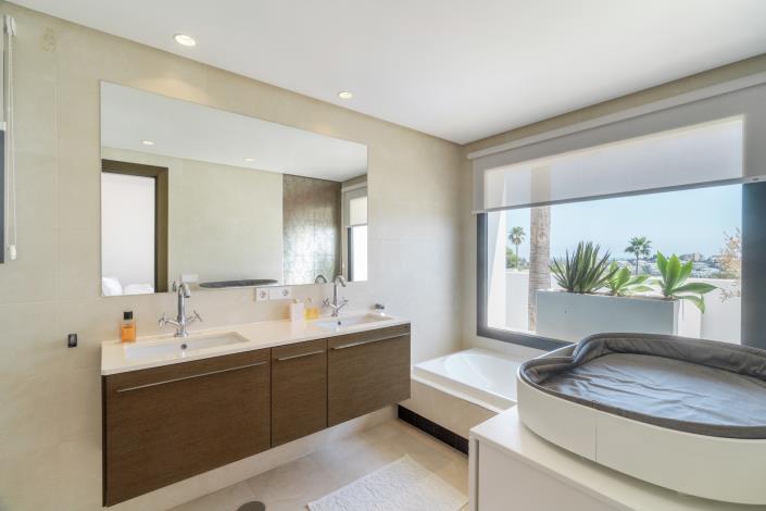 Image No.38-5 Bed Villa for sale